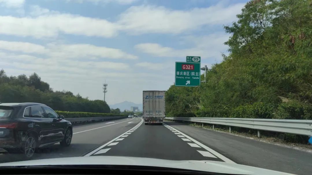 五一假期堵在回家路上,五一路上堵不适合出游