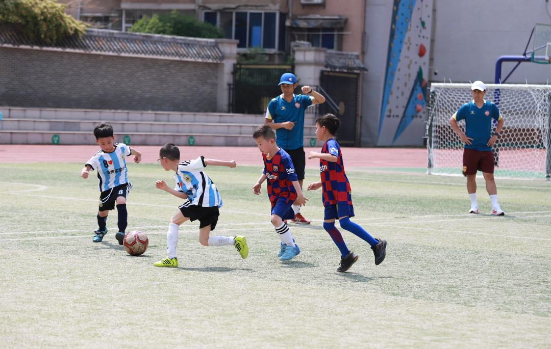 华阳实验小学|绿茵点亮少年梦，足球转动新未来