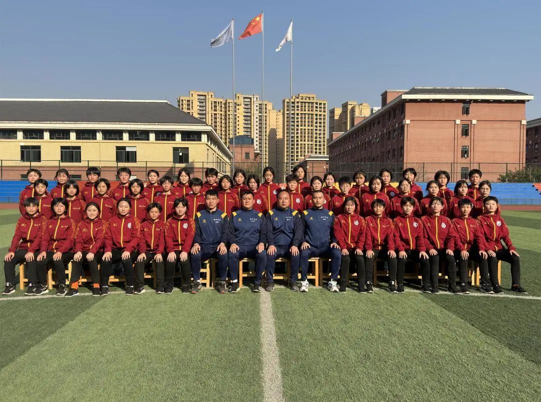 这里山乡气象新丨听，“警察教练”和女孩们的足球梦