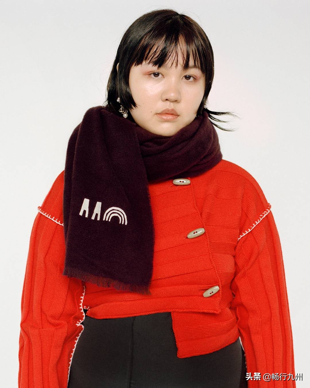 秋冬流行的大牌围巾,必备的三款颜色围巾