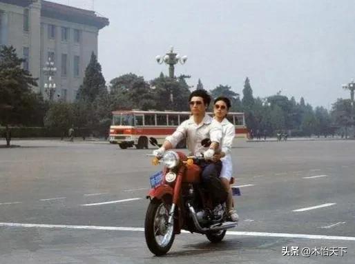 三十多年前的一张老照片,村里第一辆摩托车