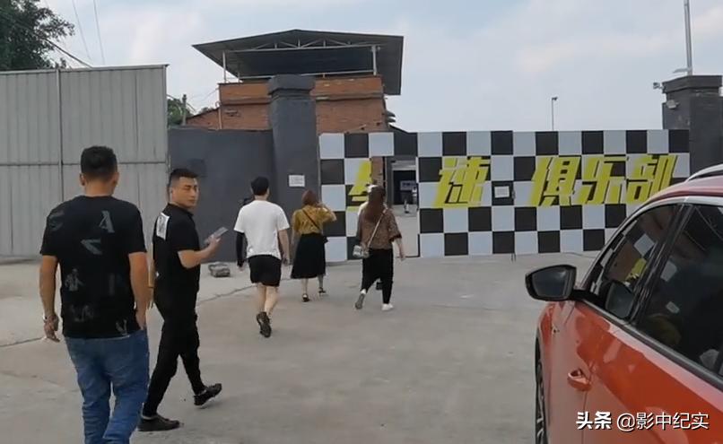 十岁的男孩开卡丁车追尾,10岁男孩玩卡丁车拦腰截瘫