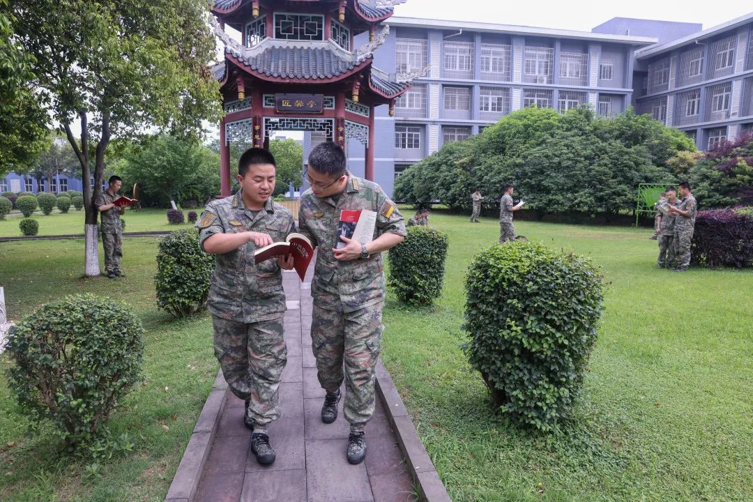 一组镜头，看看夏日军营的别样青春