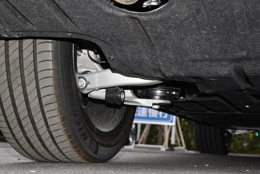 岚图free空气悬架是几腔的,岚图free增程版2024款市区试驾