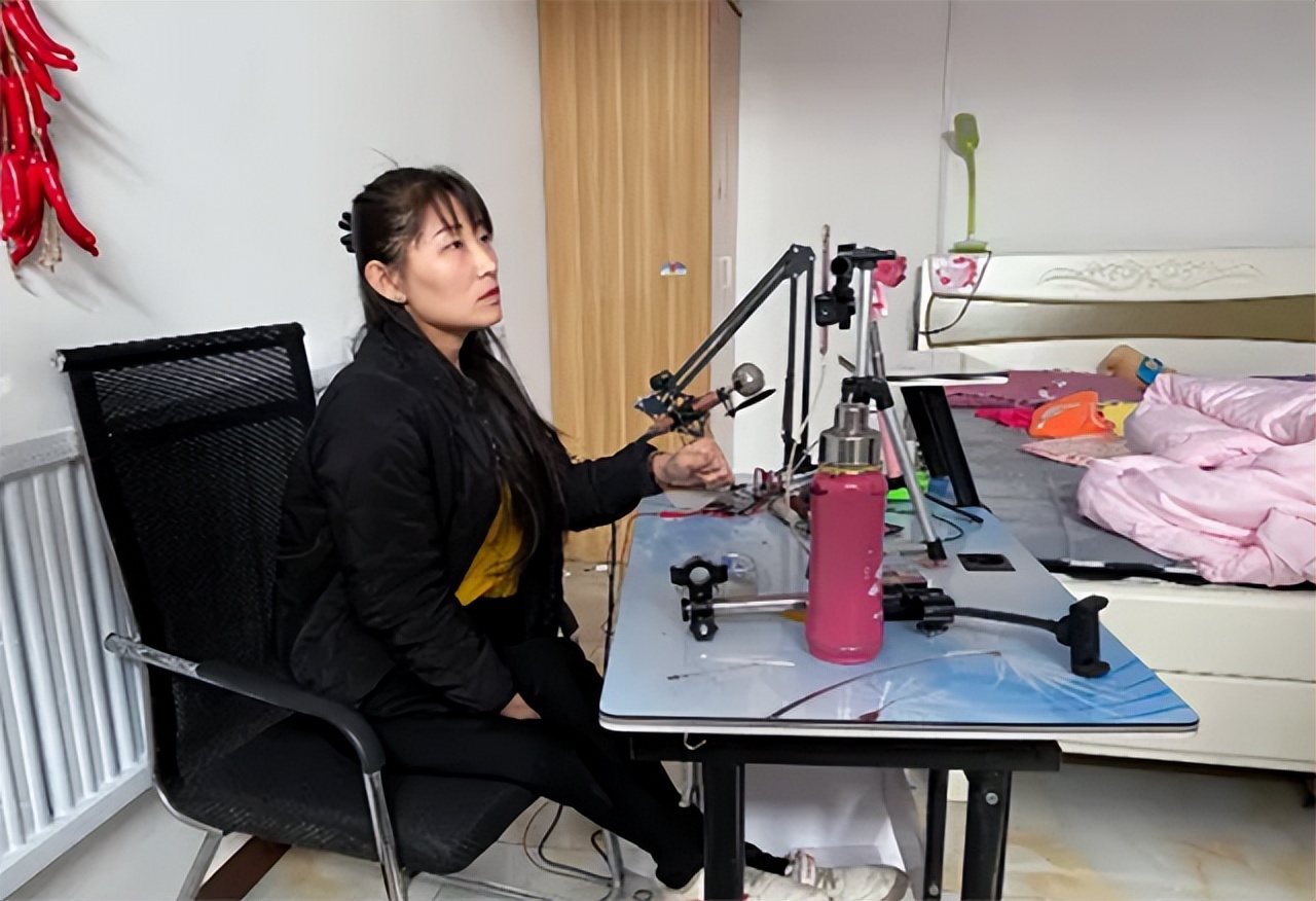 爬行妈妈董明英是什么村的,爬行妈妈董明英的日常生活