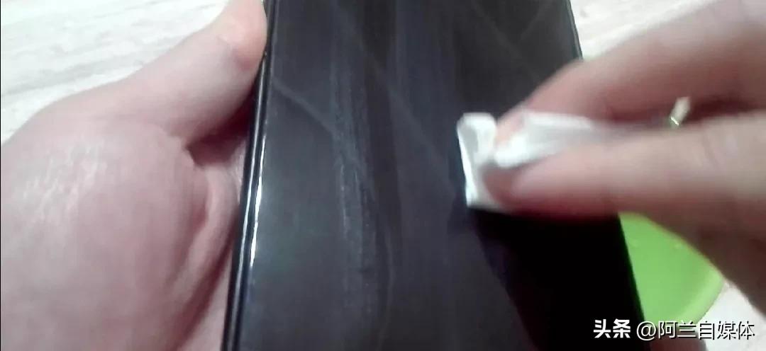 手机屏幕最正确的清洁方法,手机屏幕脏了怎么擦才正确