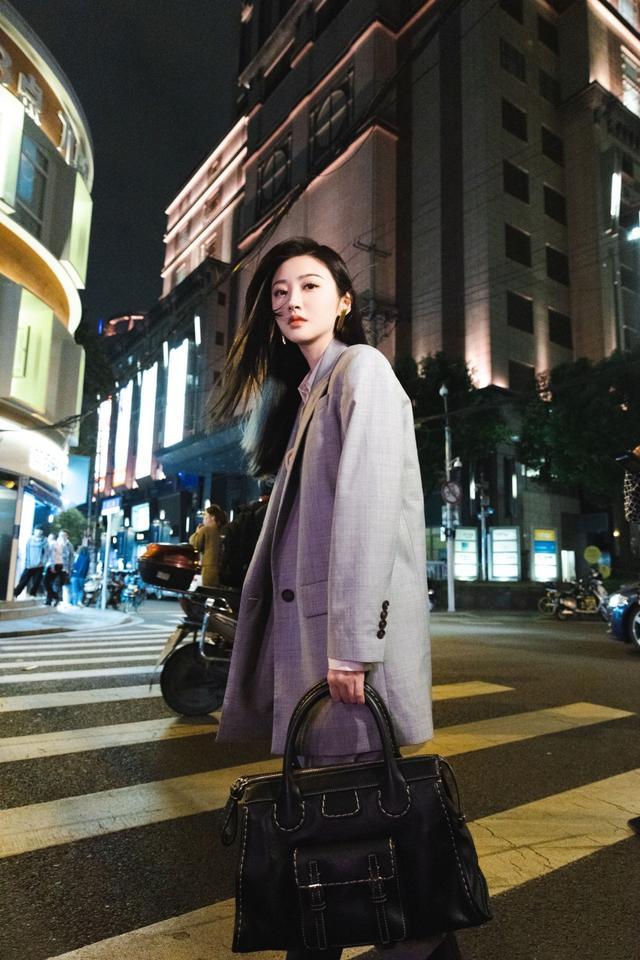 景甜皮裤西装现身,景甜的波点礼服穿搭大秀好身材