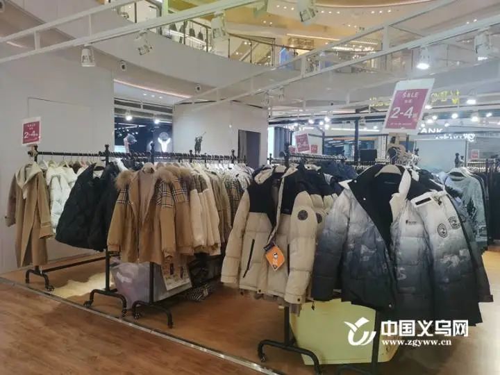 气温逐步降低冬季羽绒服迎来热销,寒潮带热暖经济极寒羽绒服热销