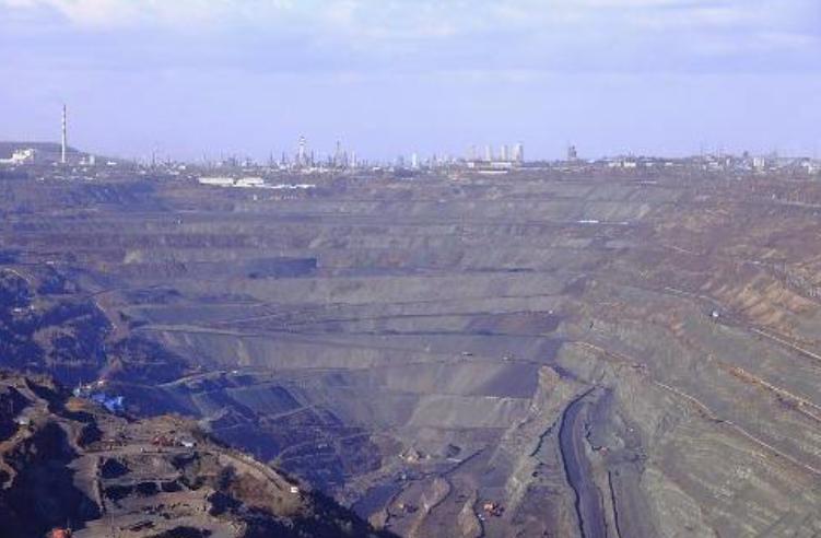 中国现开采最大煤矿,中国最深的露天煤矿深坑