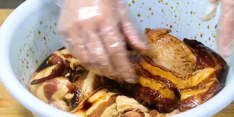 五花肉用酱油泡两天新吃法,五花肉放水里泡一夜能吃吗