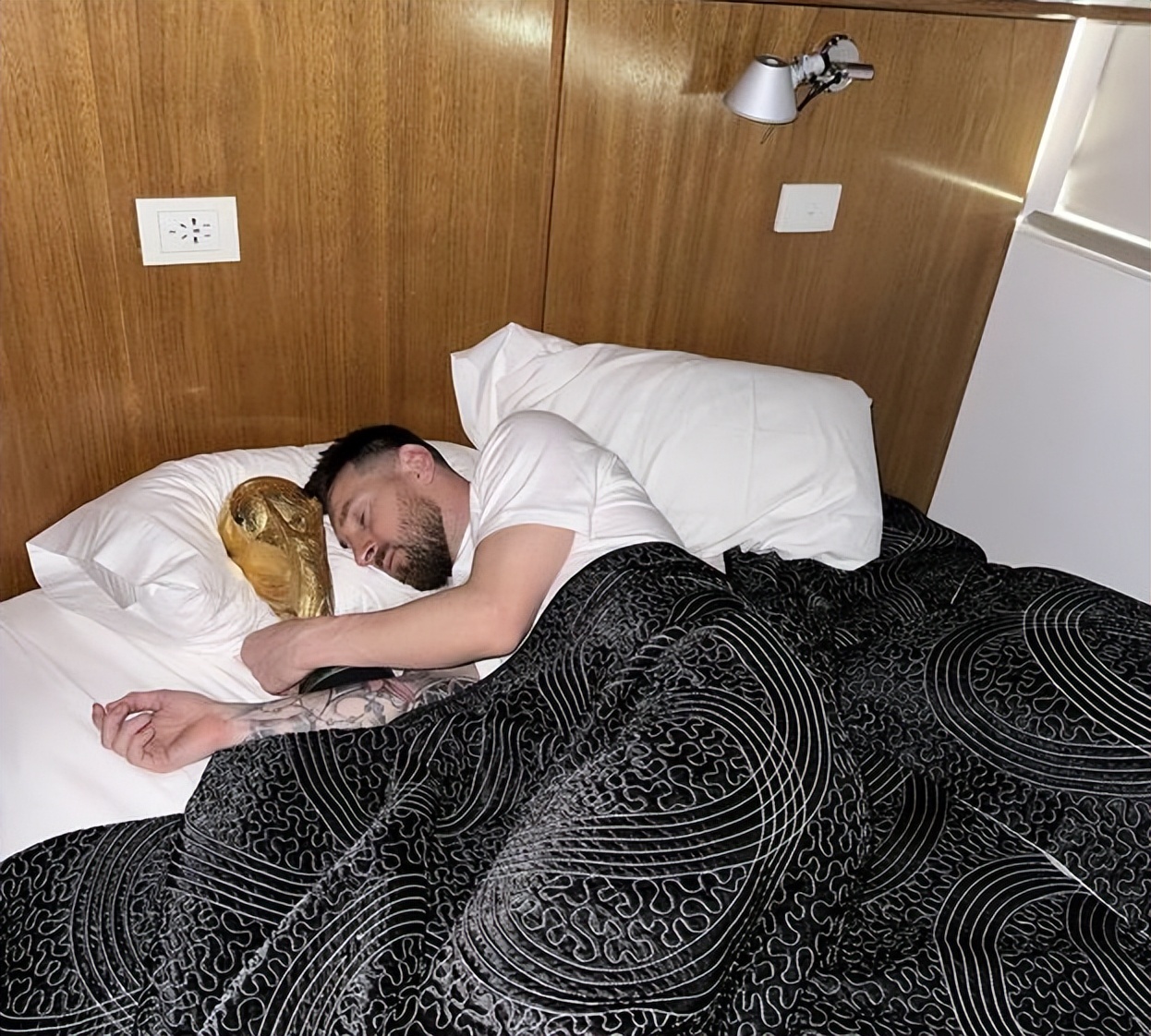 卡塔尔世界杯梅西夺冠时刻,卡塔尔世界杯梅西夺冠颁奖