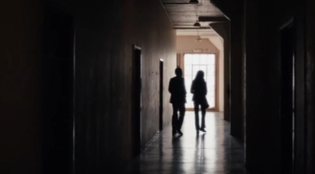 她被下药囚禁到地下室，当众多人*奴性**，报警后英国警方：你穿多少