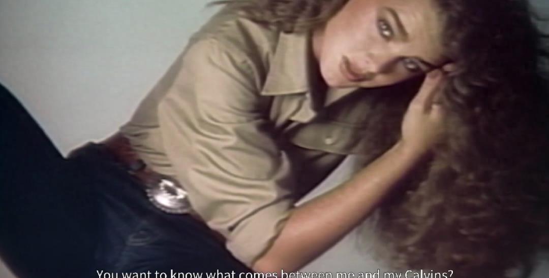 10岁全裸出镜，20岁声称自己仍是处女，“美国舒淇”的裸照风波