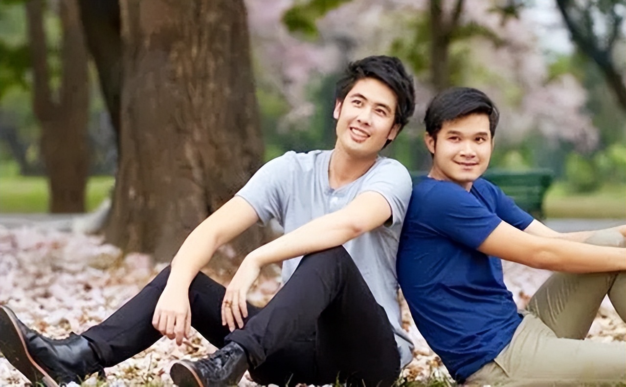 60岁，他大概是中国存活最久的艾滋病人，带着自己遗像活了十几年