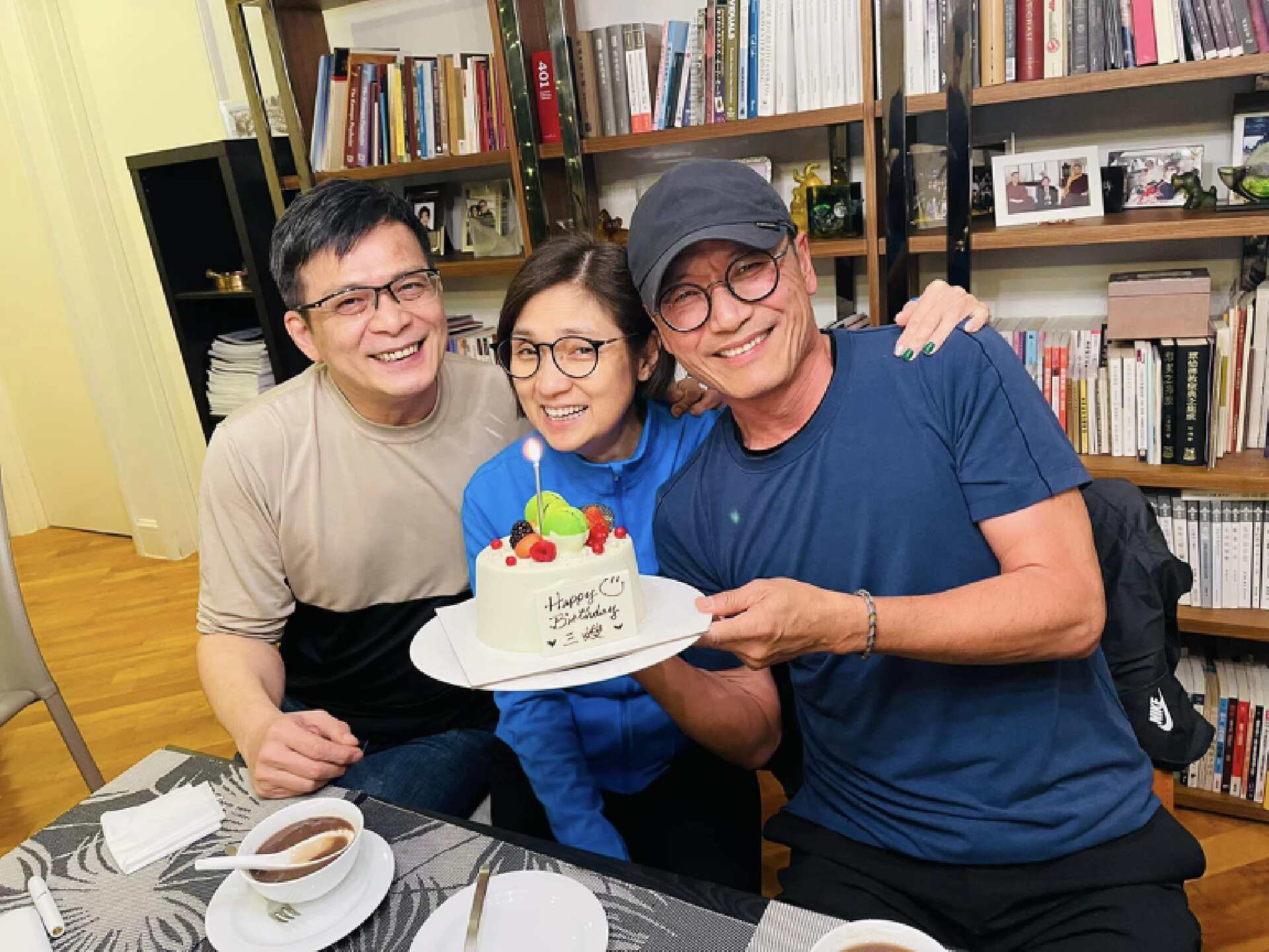 黄日华年轻时最新消息,黄日华年轻帅照