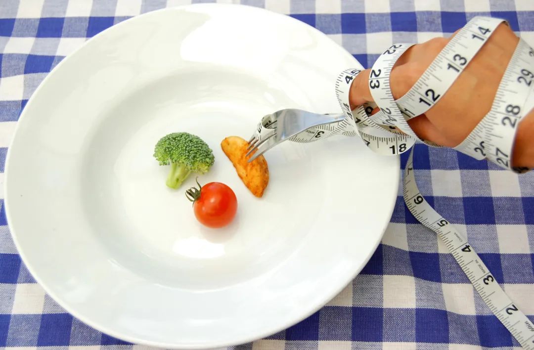 夜宵饿着肚子睡多久可以减肥,晚餐睡前饿肚子可以减肥吗