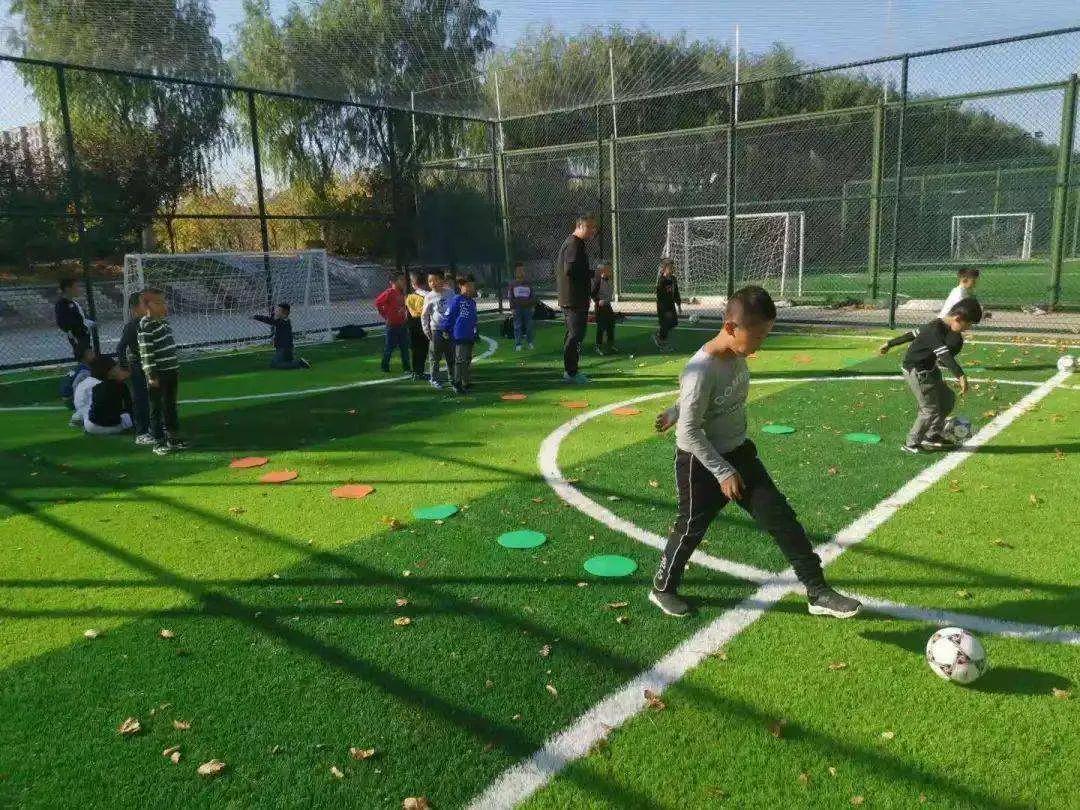 “十四亿人口找不出十一个踢足球的”数据带你戳破最滑稽的笑话