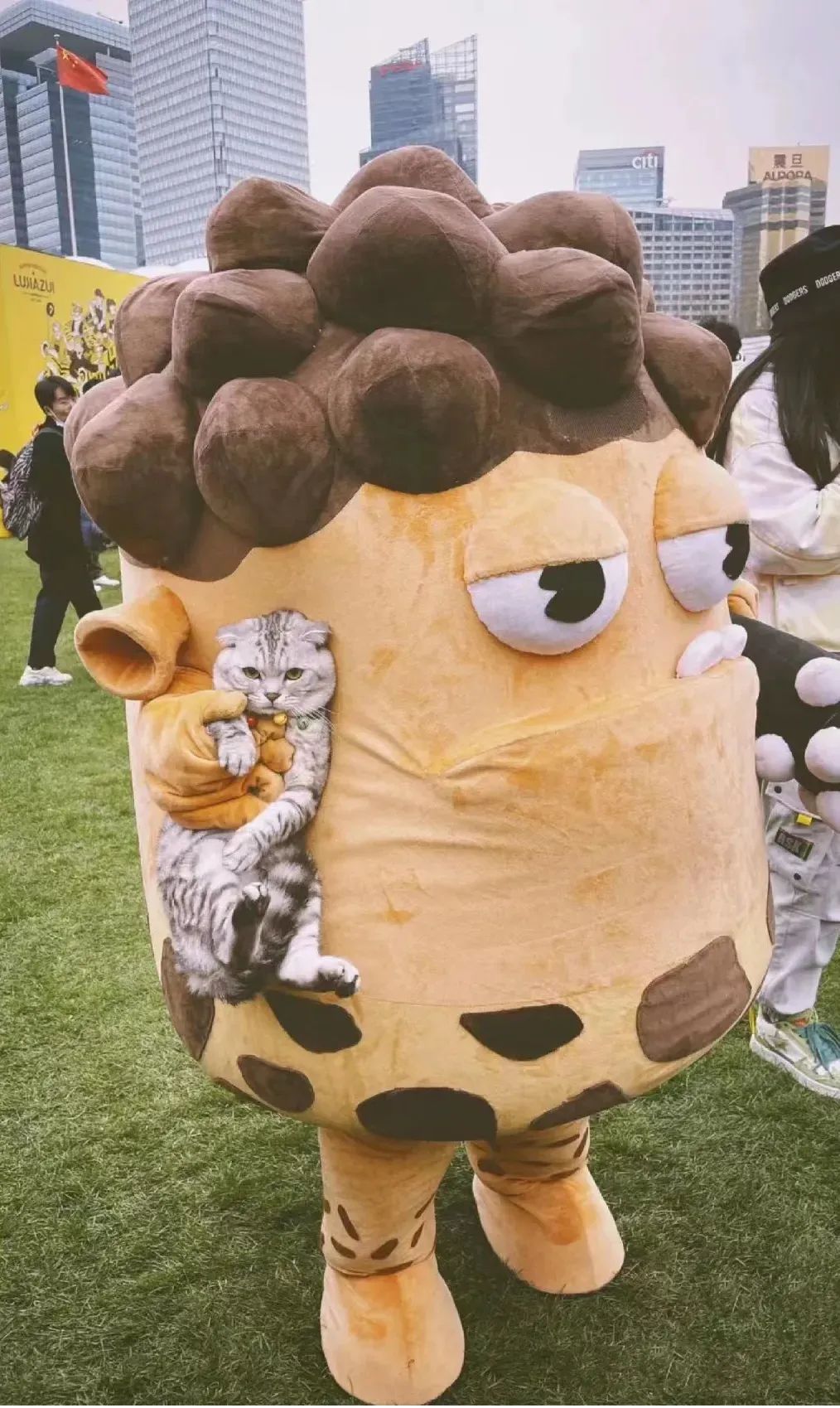 95后夫妻摆摊月入过万,摆地摊年薪百万