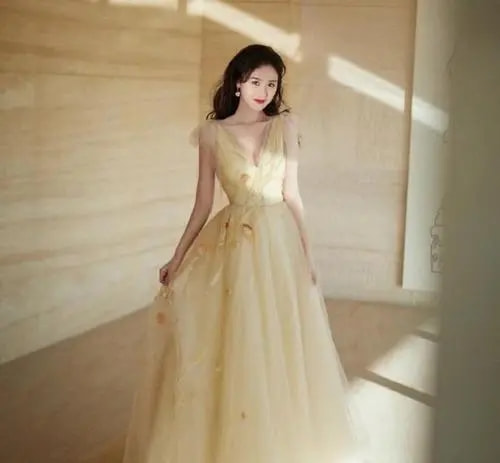 她被誉为神颜小花被李冰冰力捧,她曾被誉为娱乐圈校花