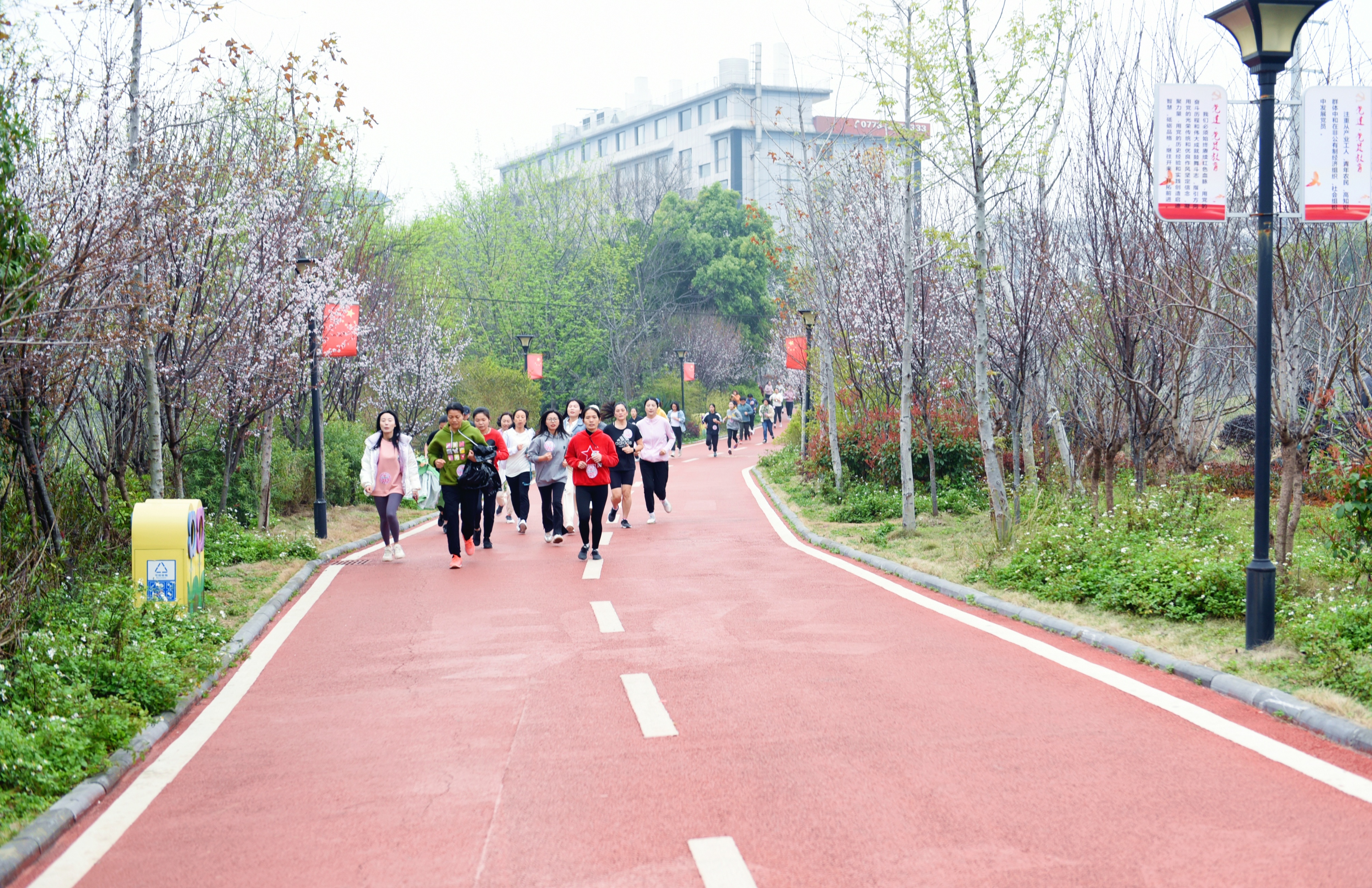 美女们嗨翻了！桂林市秀峰区举行庆祝“三八”国际妇女节巾帼·秀峰健康竞步走活动