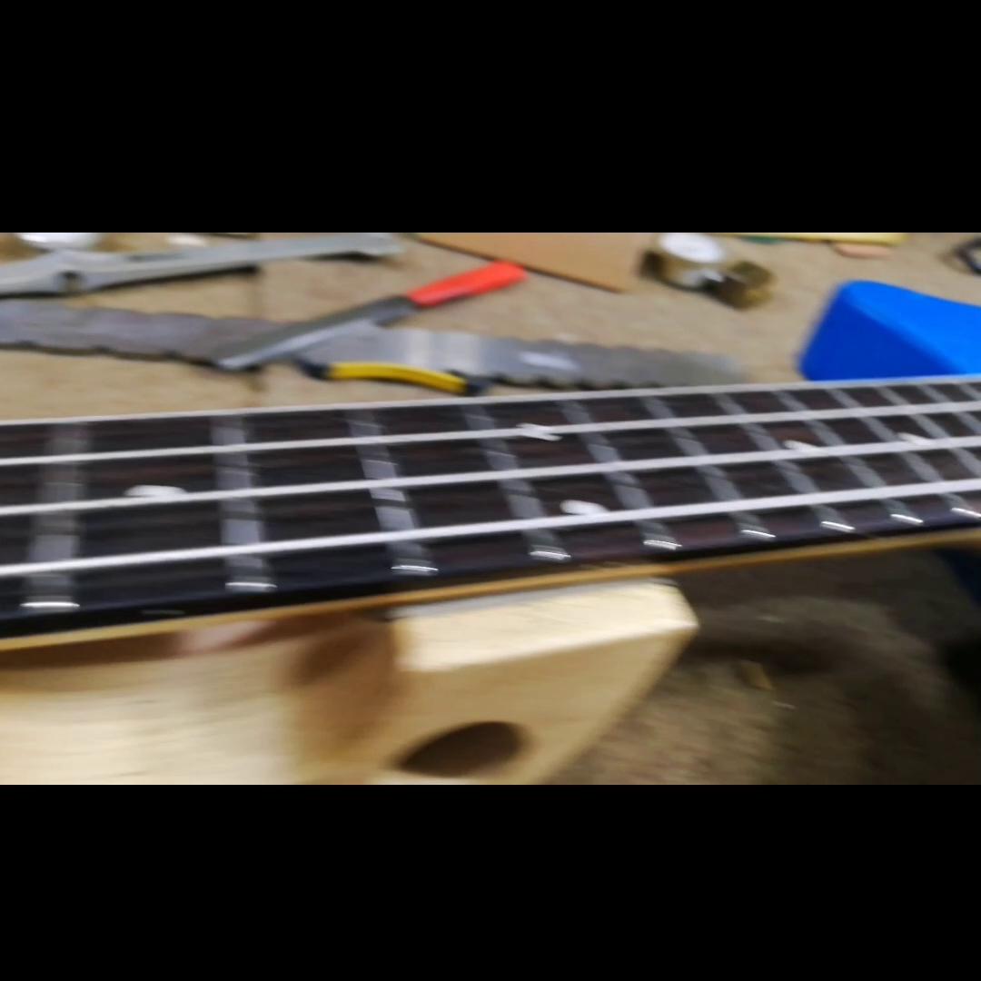 无头贝斯怎么调音,无头贝斯换弦