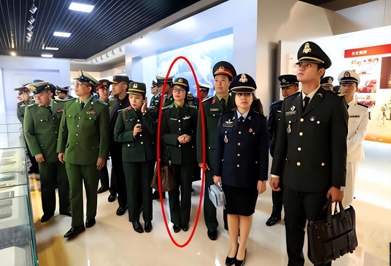 越南*队军**变*火军**商，女军官背LV包炫富，坍塌式腐败成世界之首