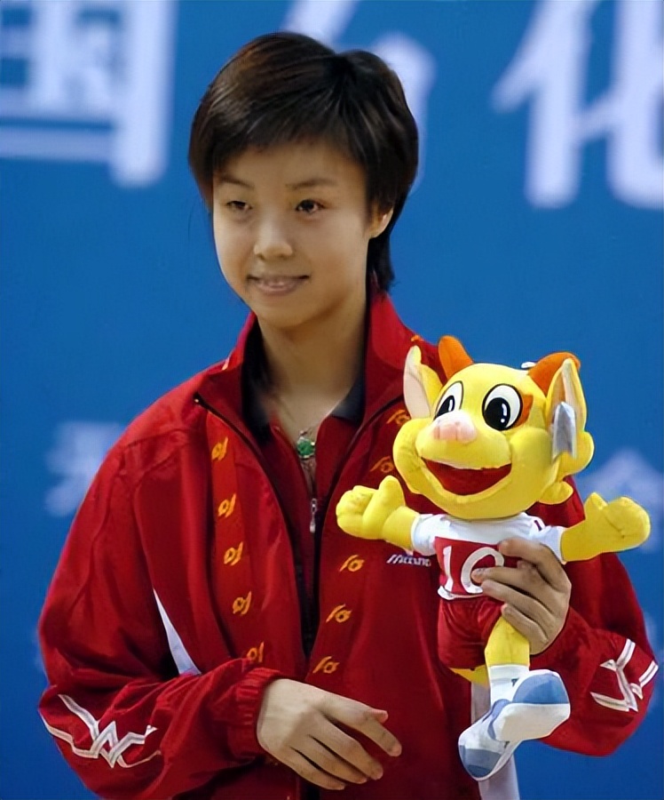 她是世界女乒第一人，大20岁老公与袁立同居12年，转身把她宠上天