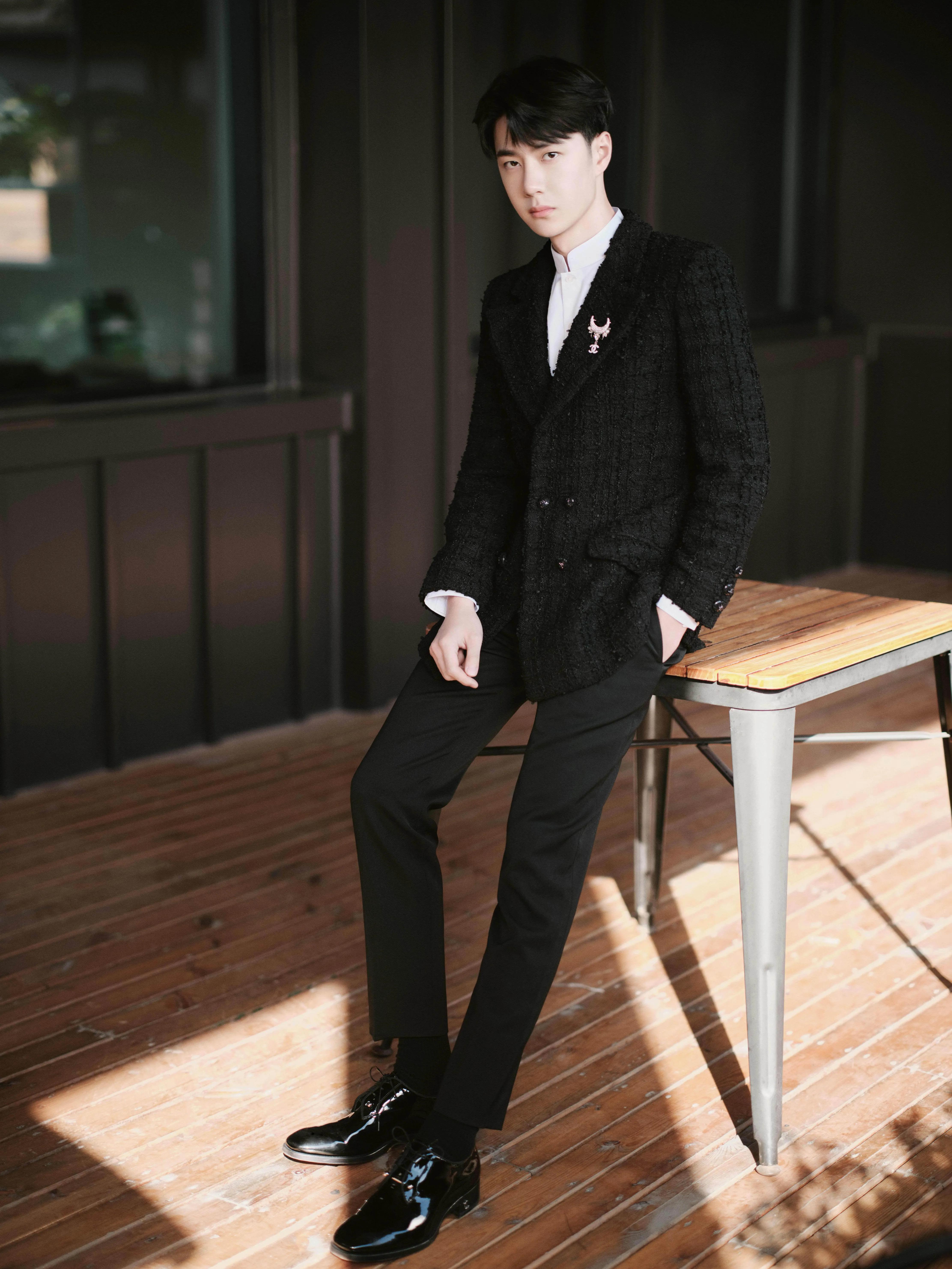 王一博日本巡演蓝色西装,王一博肖战红底皮鞋