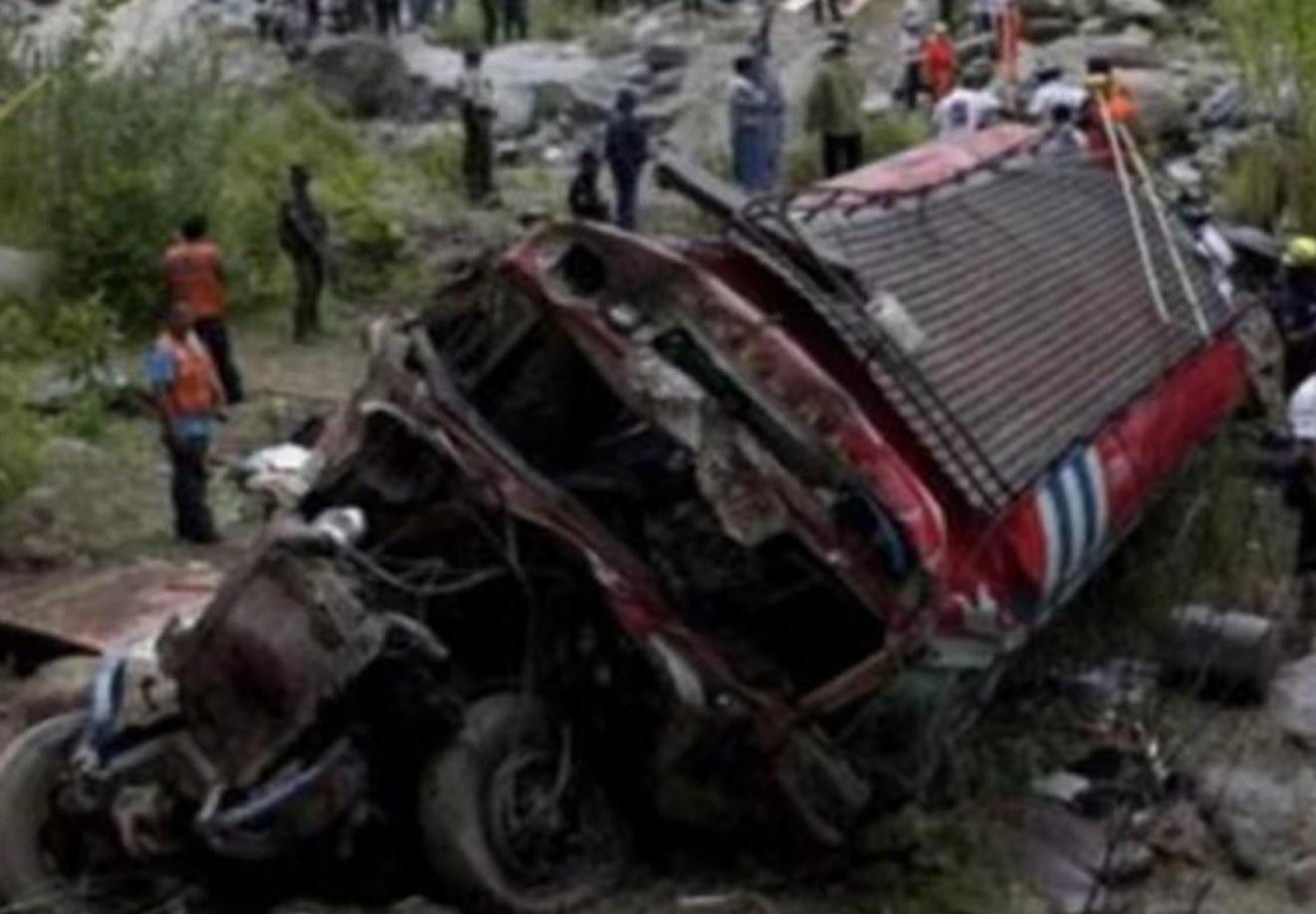 女儿结婚途中遇车祸，隐瞒26年未回娘家，男子做了26年未婚夫