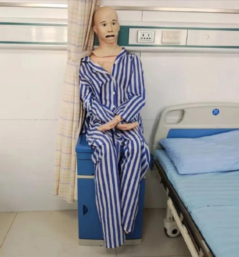 医学院“假人”火了,潦草中透着清澈的愚蠢,医学生:这是我本人