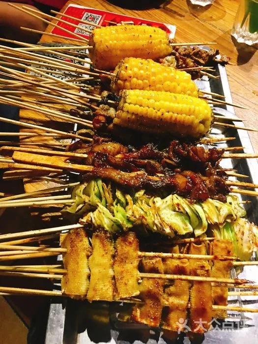 大排档打架反杀名场面,两男子大排档打架被砸酒瓶