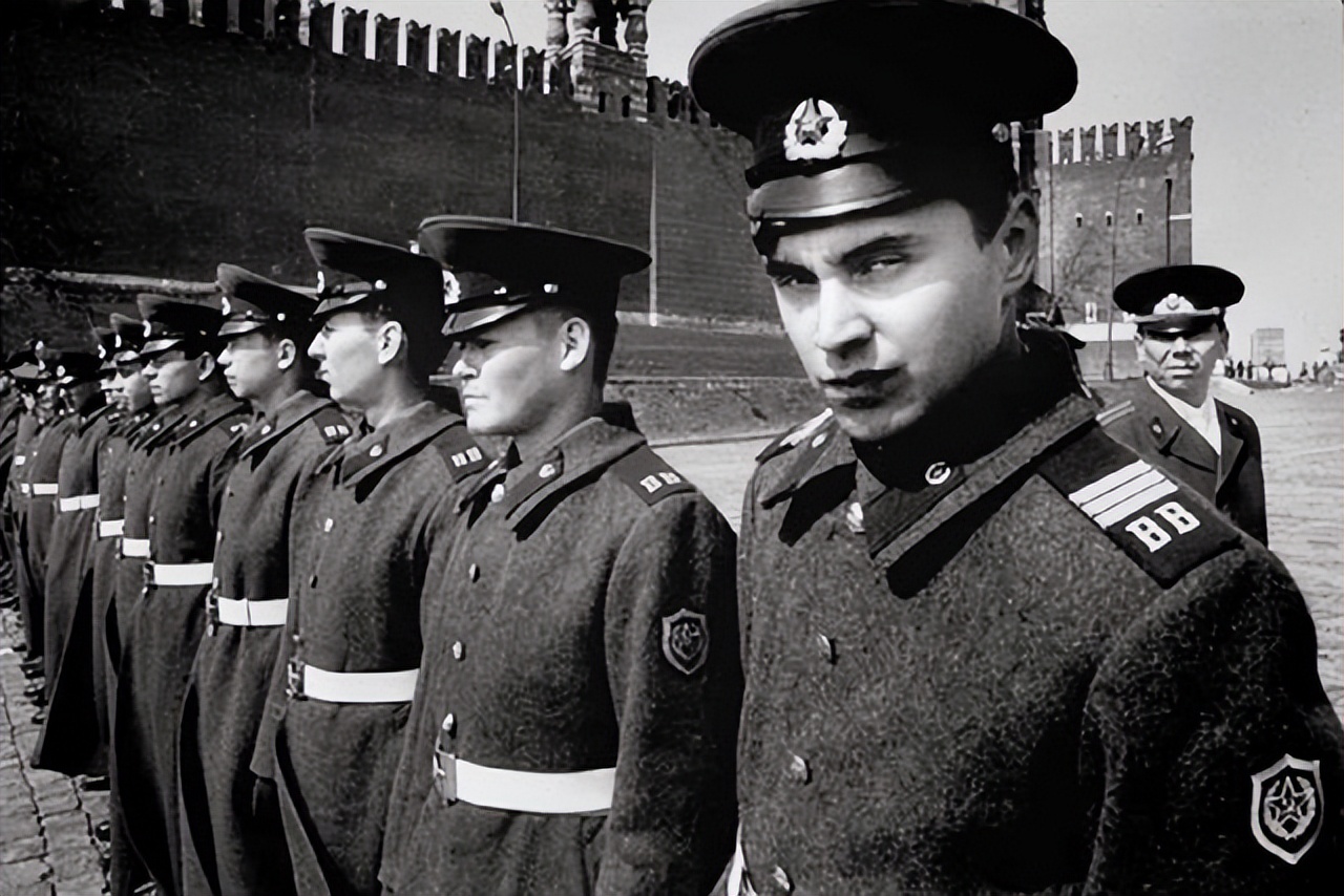 为什么普京走路右胳膊不摆动,普京为什么走路一个胳膊不动