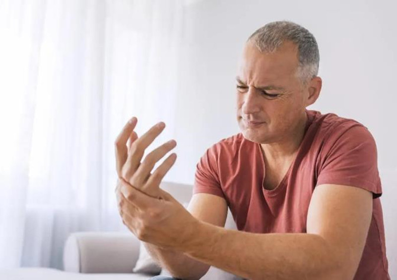 手指麻木是风湿引起的吗,手指麻木是颈椎病还是腕管综合征