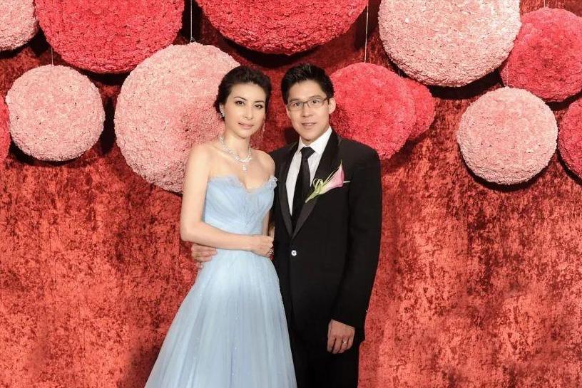 郭晶晶背小布包和老公上街购物 (郭晶晶用的帆布爱马仕包)