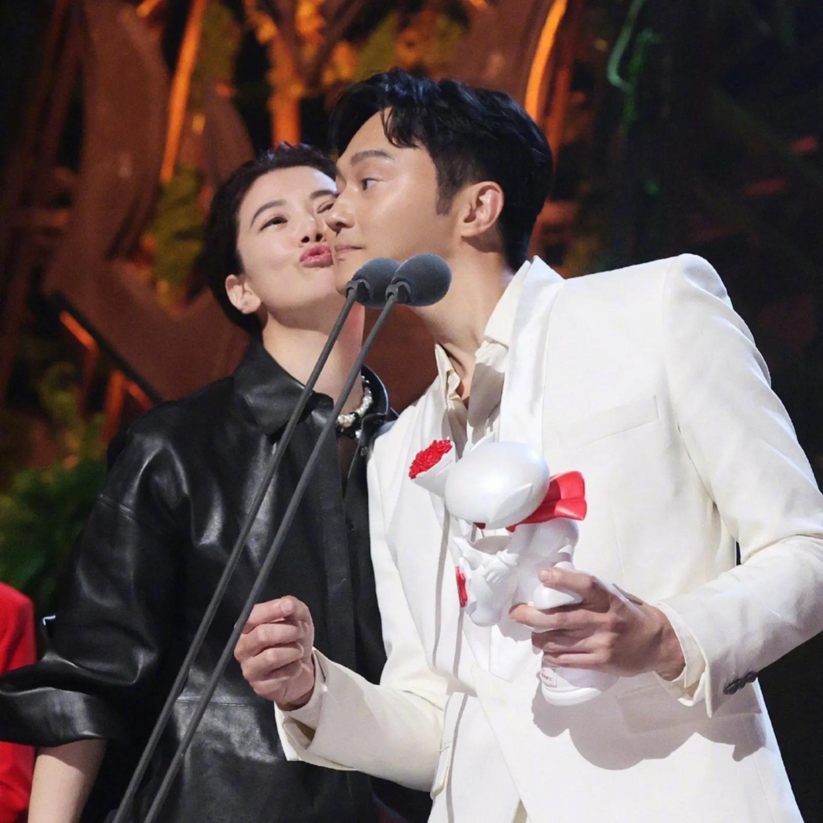 袁咏仪vs佘诗曼,袁咏仪和张智霖相差多少