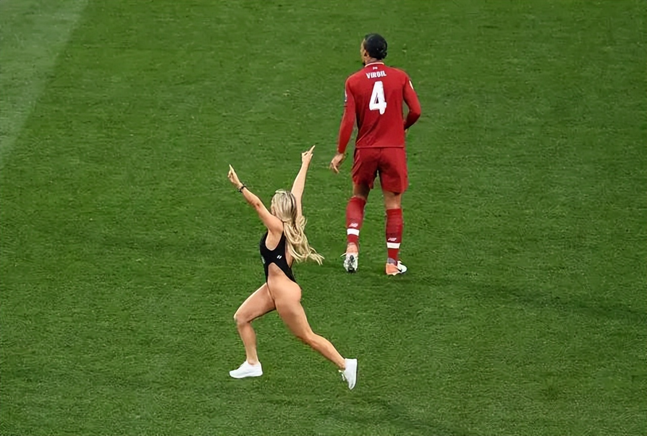 失控球迷闯入球场的疯狂举动,央媒评球迷冲进球场事件后续