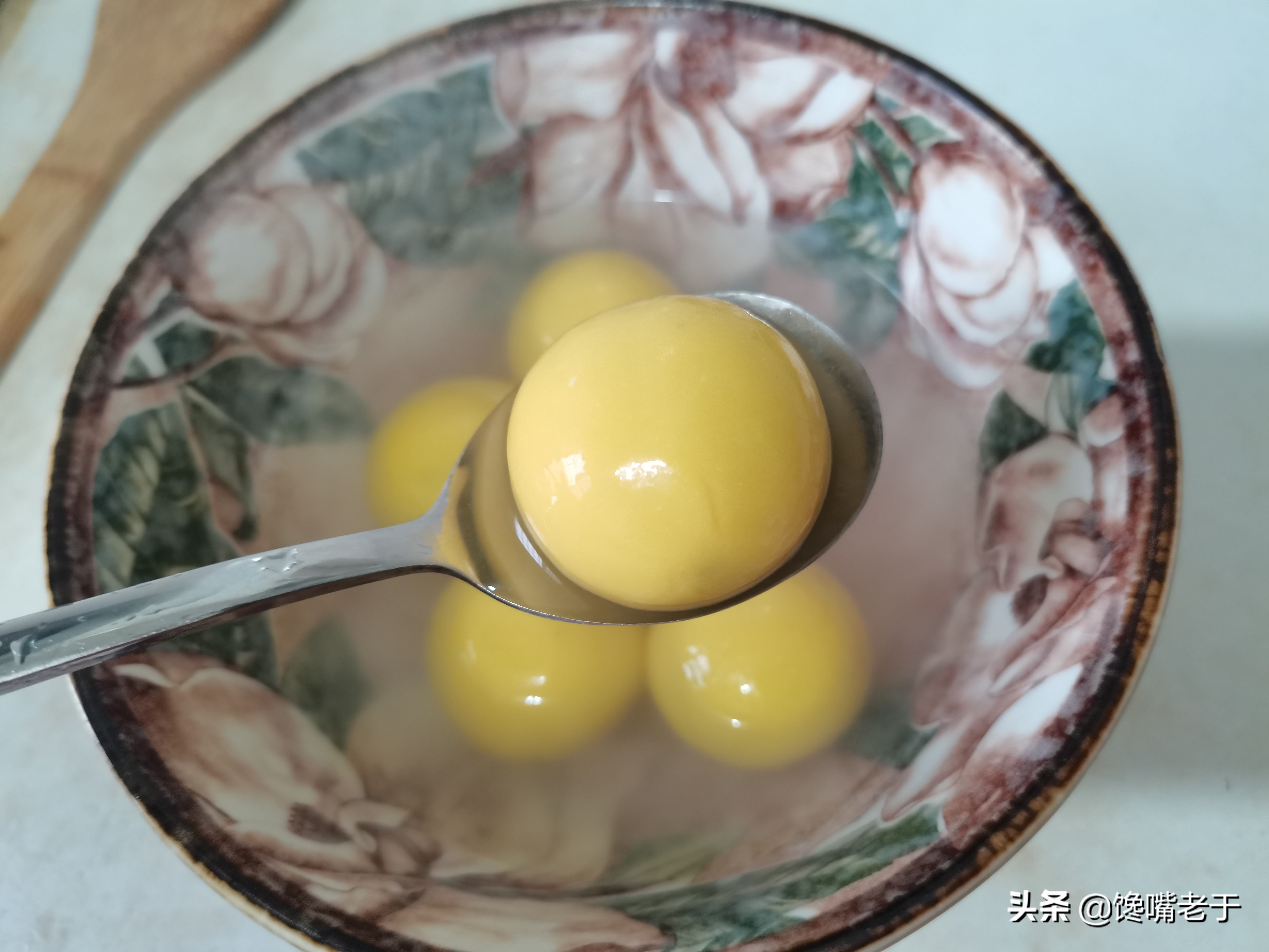 煮汤圆是冷水下锅还是用热水下锅,煮汤圆要放糖吗正确做法