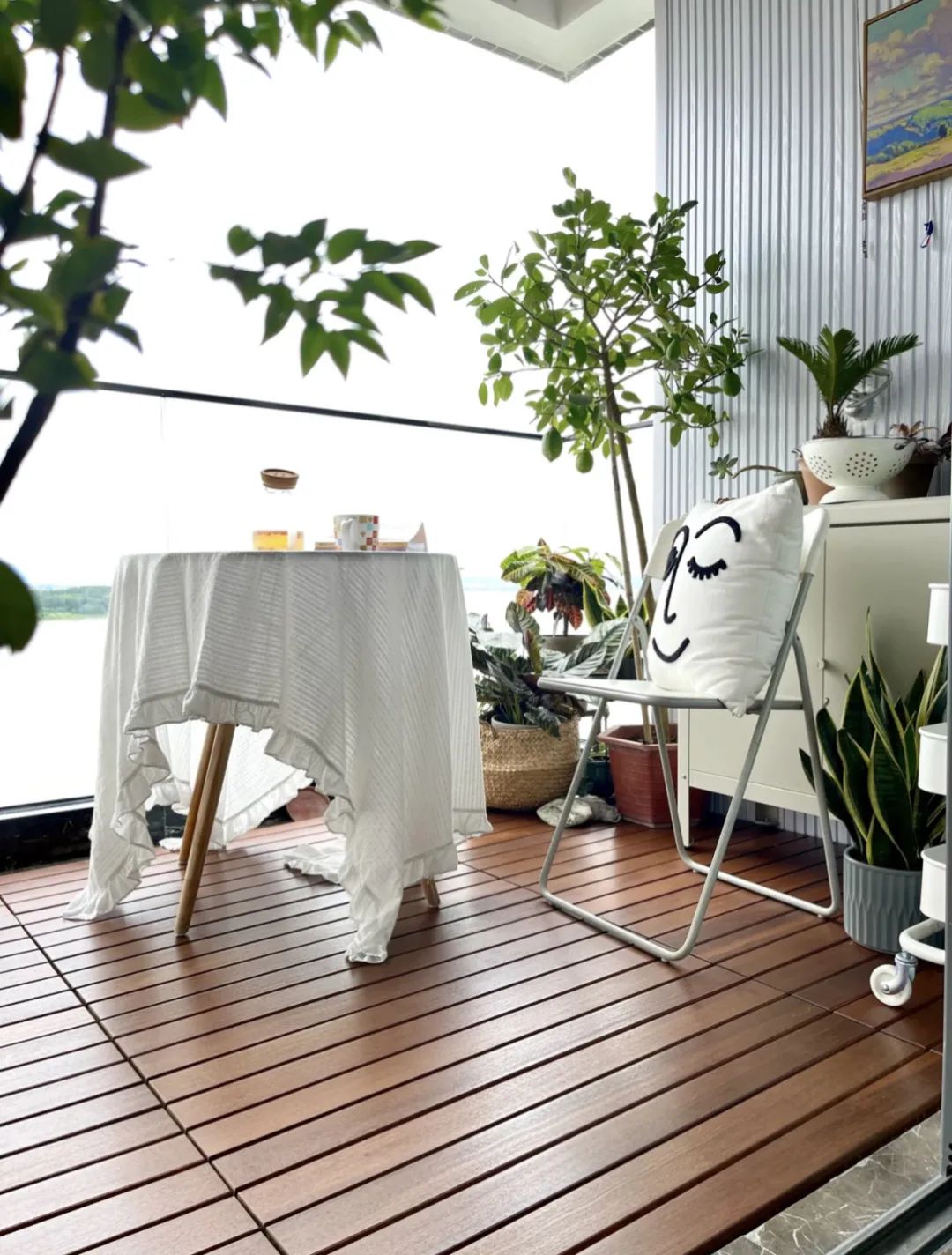 阳台用瓷砖好还是防腐木好,阳台地面铺防腐木好还是地砖好