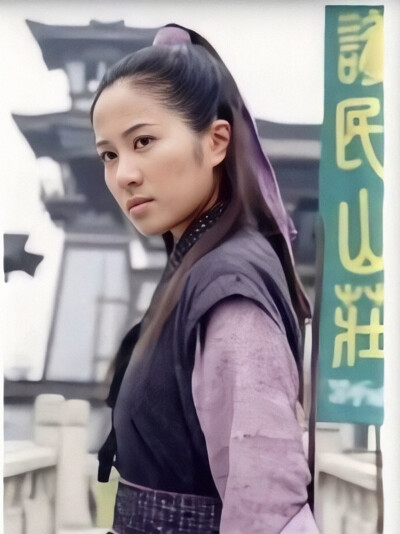 助理伺候明星捏脚,助理伺候明星跪下打伞