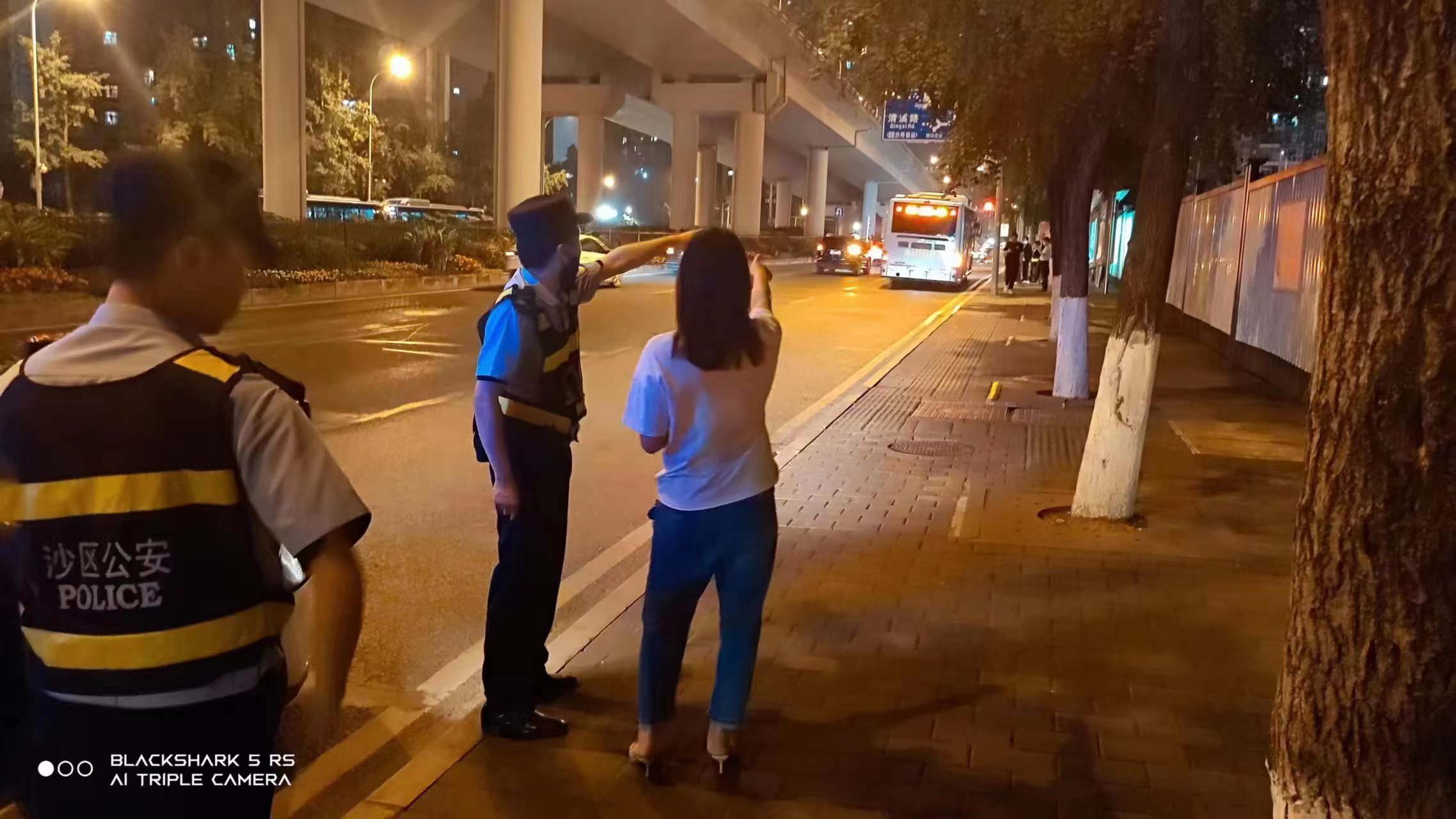 乘客不慎将手机落在出租车上民警积极联系车主找回