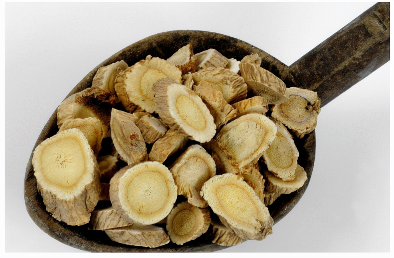 经常喝黄芪水，人为何会变瘦？注意：黄芪水的副作用，多加重视