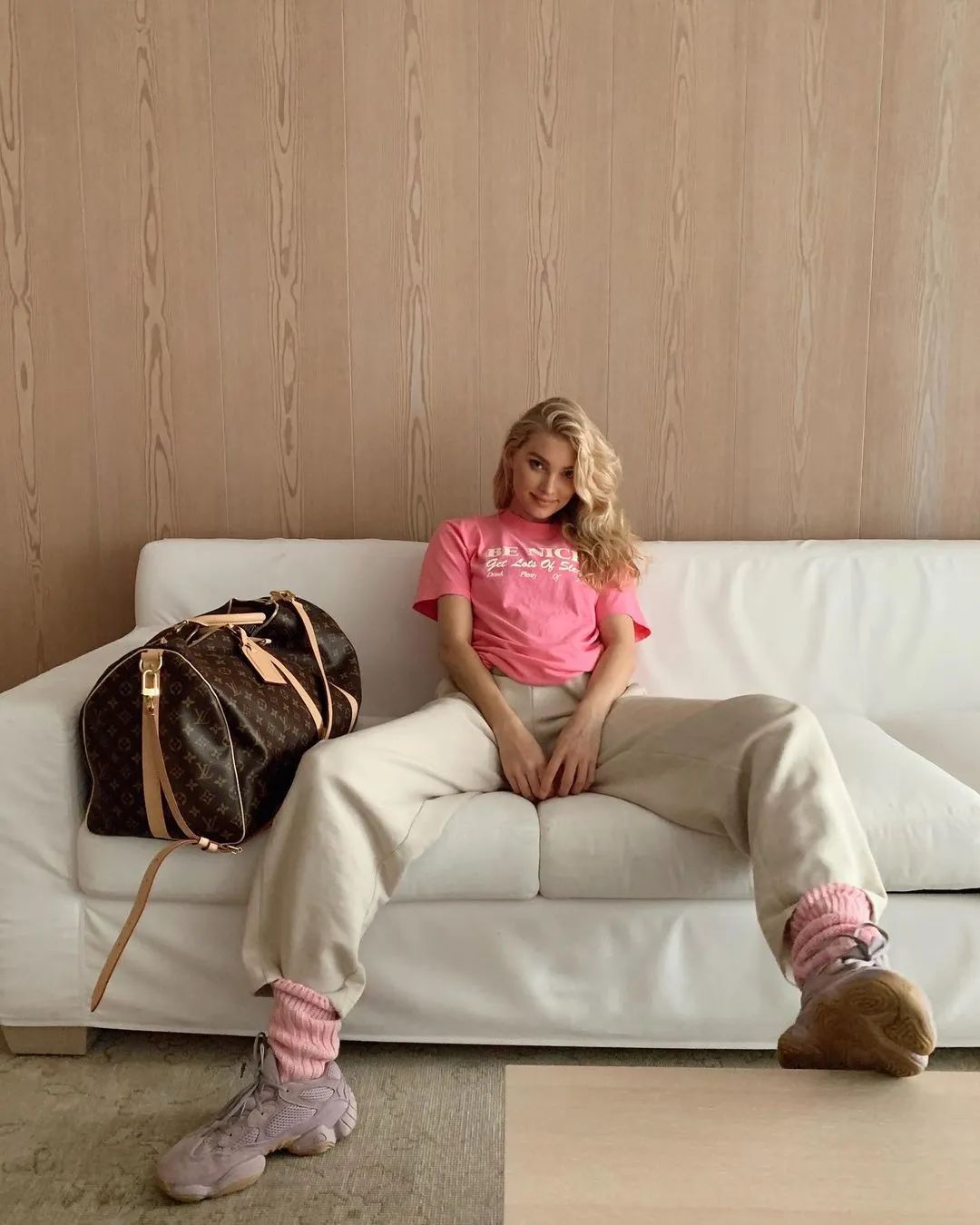 今年流行怎么穿t恤,今年最流行的减龄t恤