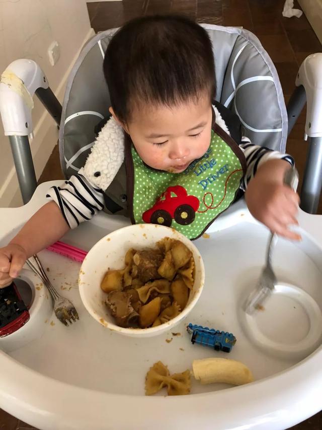 宝宝总饿是母乳没营养吗,宝宝一天都不怎么饿是消化不好吗