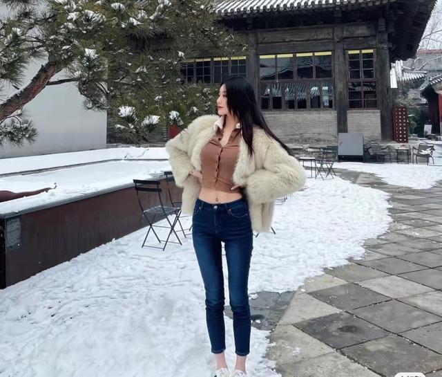 范志毅女儿看奶奶穿黄色羽绒服,范志毅女儿晒照