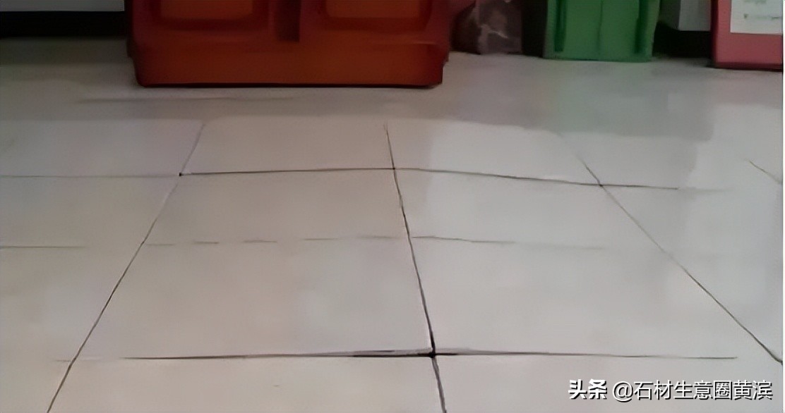 防止石材地面空鼓应采取哪些措施,大楼外墙下地面洒水石材空鼓塌陷