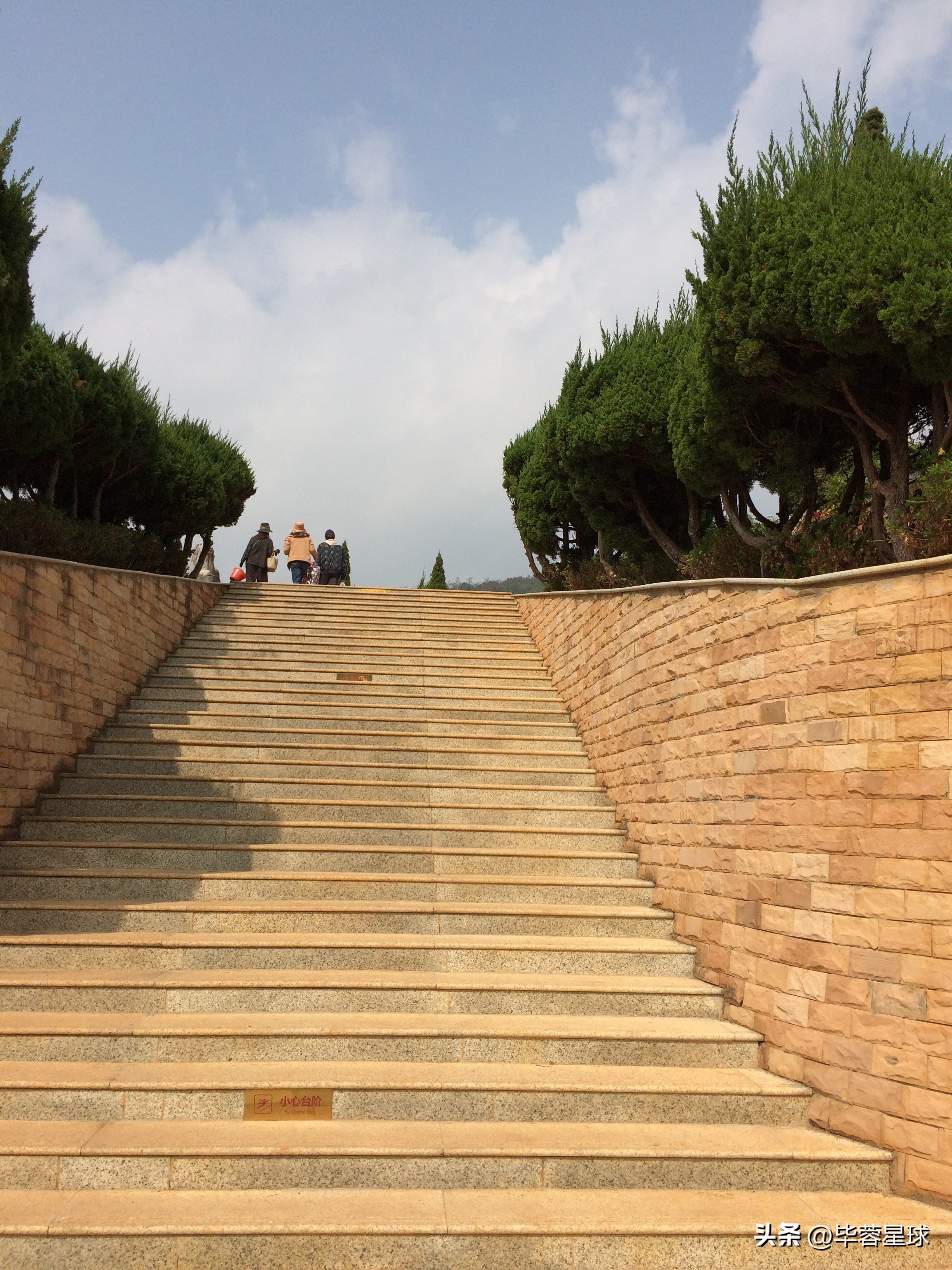 观音山公墓，为外婆下葬的一天，是提醒，是童年青春时代的告别