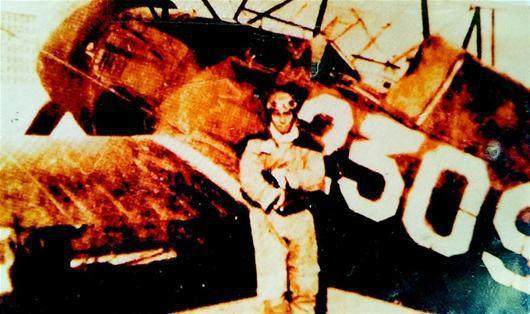 富二代飞行员陈怀民，22岁与敌撞机牺牲，女友殉情，母亲哭瞎眼睛