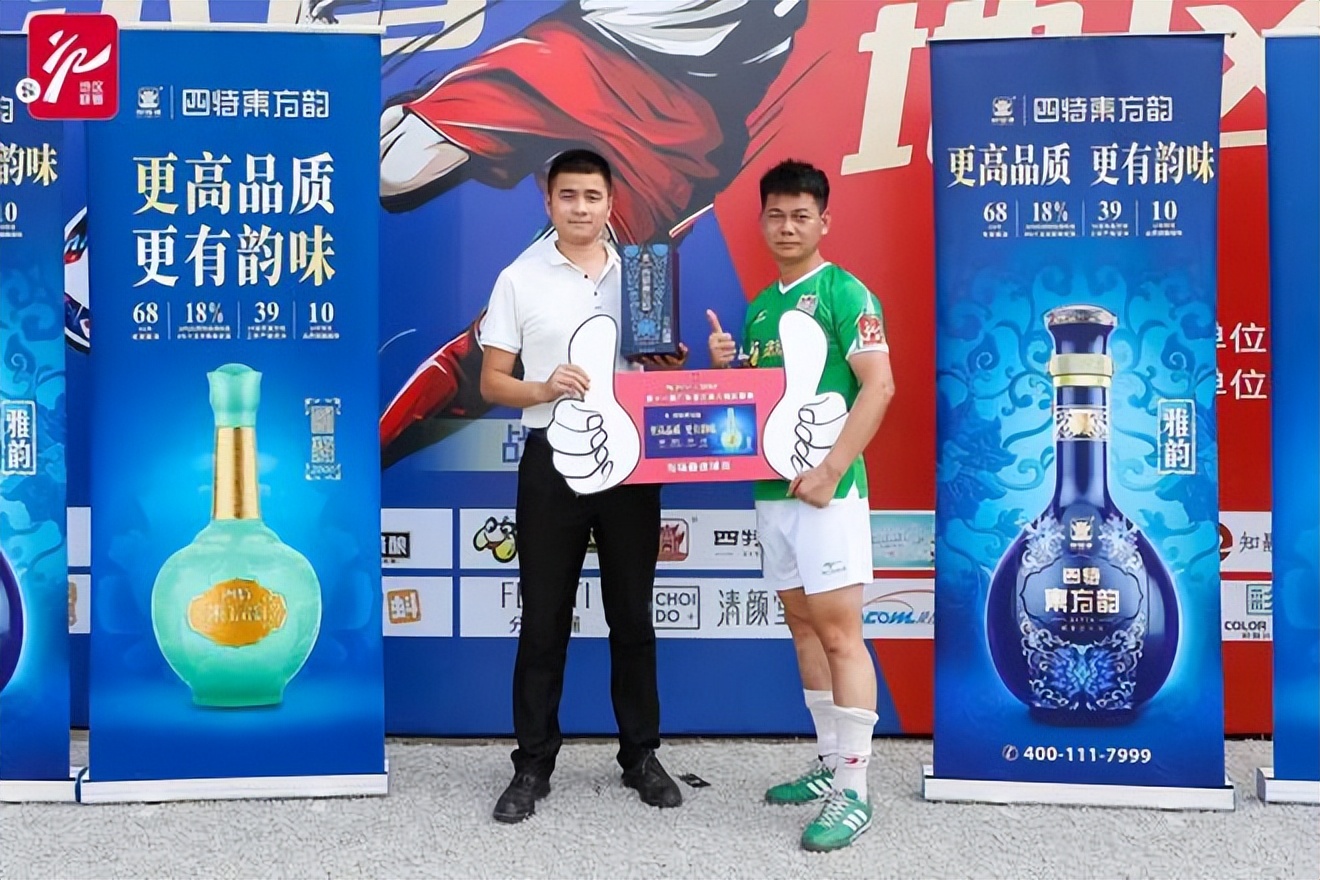 追奔露宿青海月，夺城夜蹋黄河冰。铁衣度碛雨飒飒，战鼓上陇雷凭