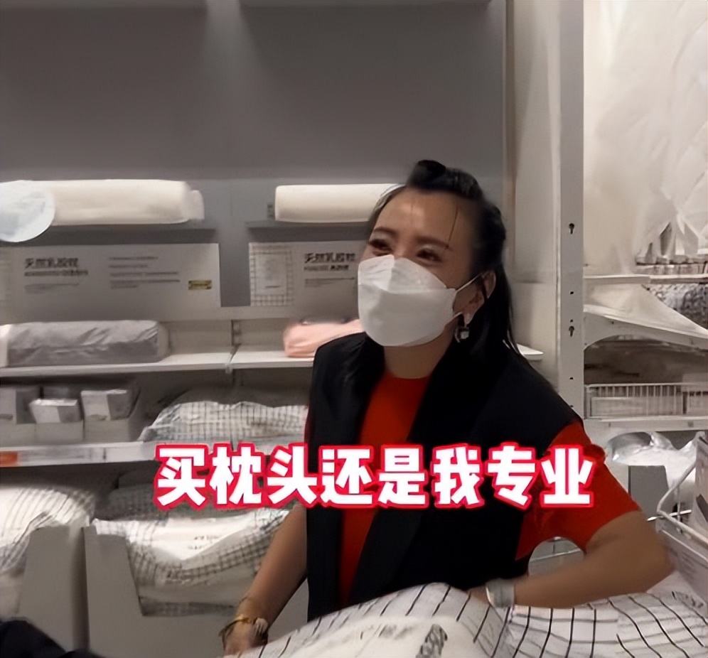 崔晋带妹妹采购开学用品，偶遇晋妈，妈妈特意给李勒优买鹅绒被子