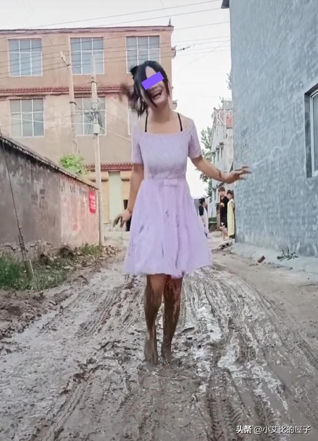 女子不顾形象完整视频,女子不顾形象在街头爬行